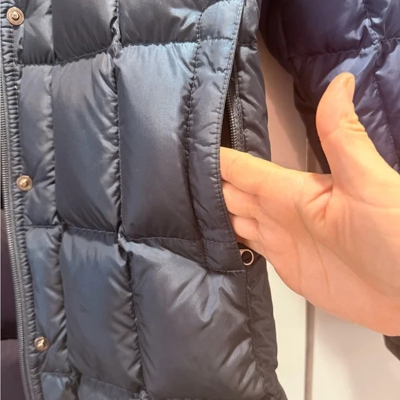 North Face 600 Down Puffer
Classic Cold Weather Fall/Winter
Cozy Navy Jacket - Picture 5 of 8